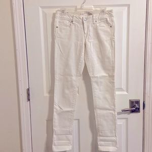 Women’s white American Eagle Skinny jeans. Size: 0 regular